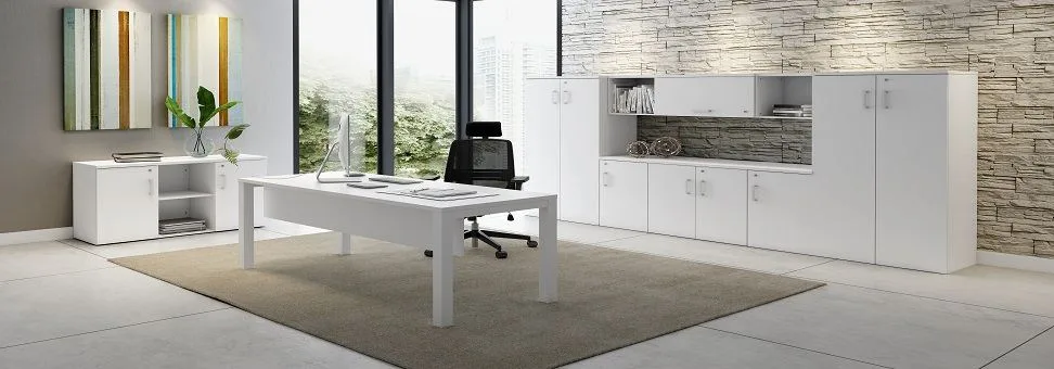 Ambiente de escritório Avantti, linha Directive, com mesa e armários brancos